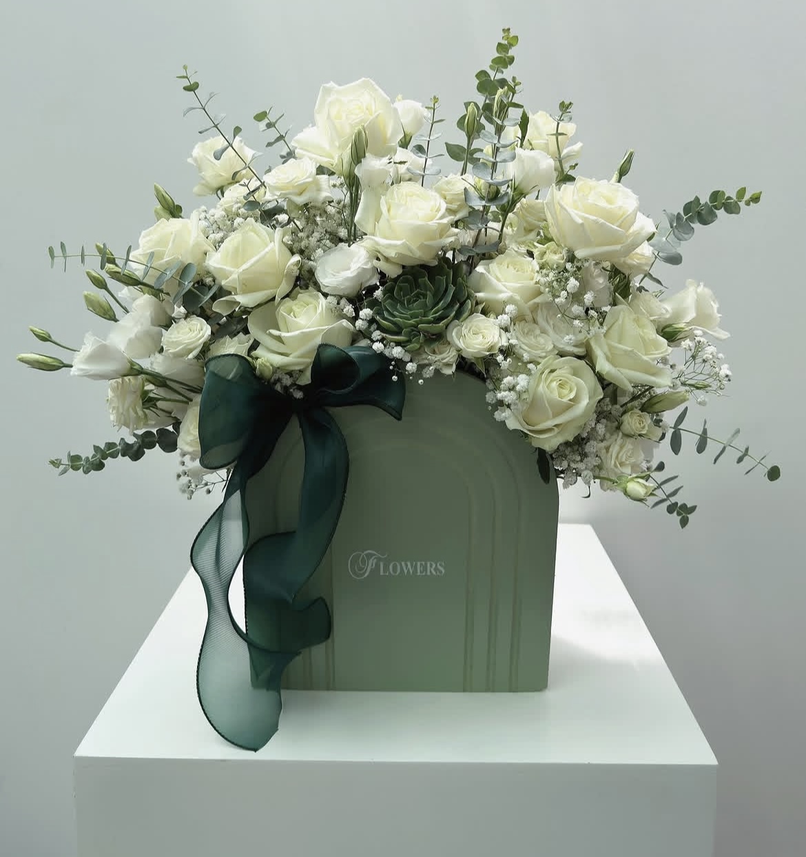 باکس گل شیک با گل های رز هلندی طبیعی( قابل اجرا در چند رنگ : آبی ، صورتی ، قرمز و رنگ های ترکیبی) با دیزاین لاکچری