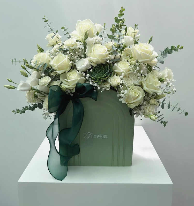 باکس گل شیک با گل های رز هلندی طبیعی( قابل اجرا در چند رنگ : آبی ، صورتی ، قرمز و رنگ های ترکیبی) با دیزاین لاکچری